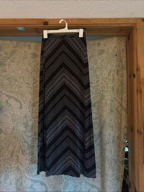 bobeau Black & Gray Chevron Maxi Skirt